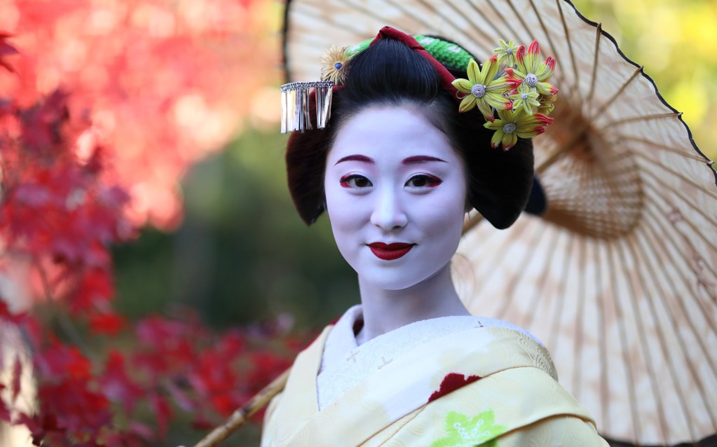京の夢〜紅葉に溶け込む舞妓 1 2019 11 23055715 16 42a5m